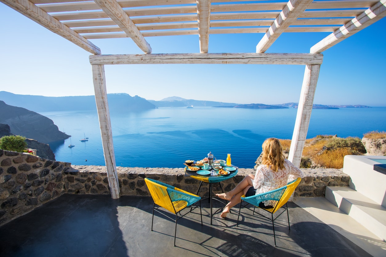 bed-and-breakfast : having breakfast with a view above the sea