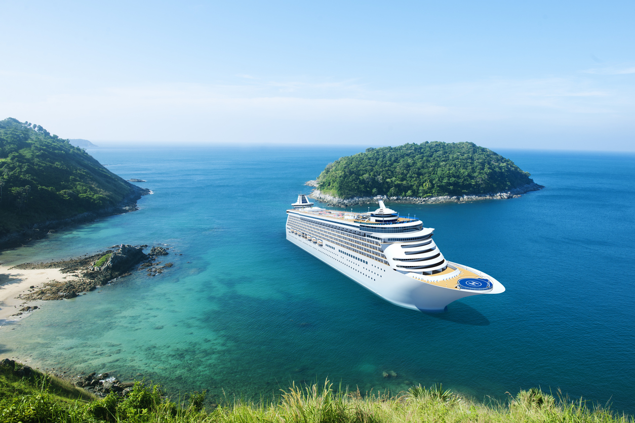 Crucero en una cala de color turquesa, cielo azul