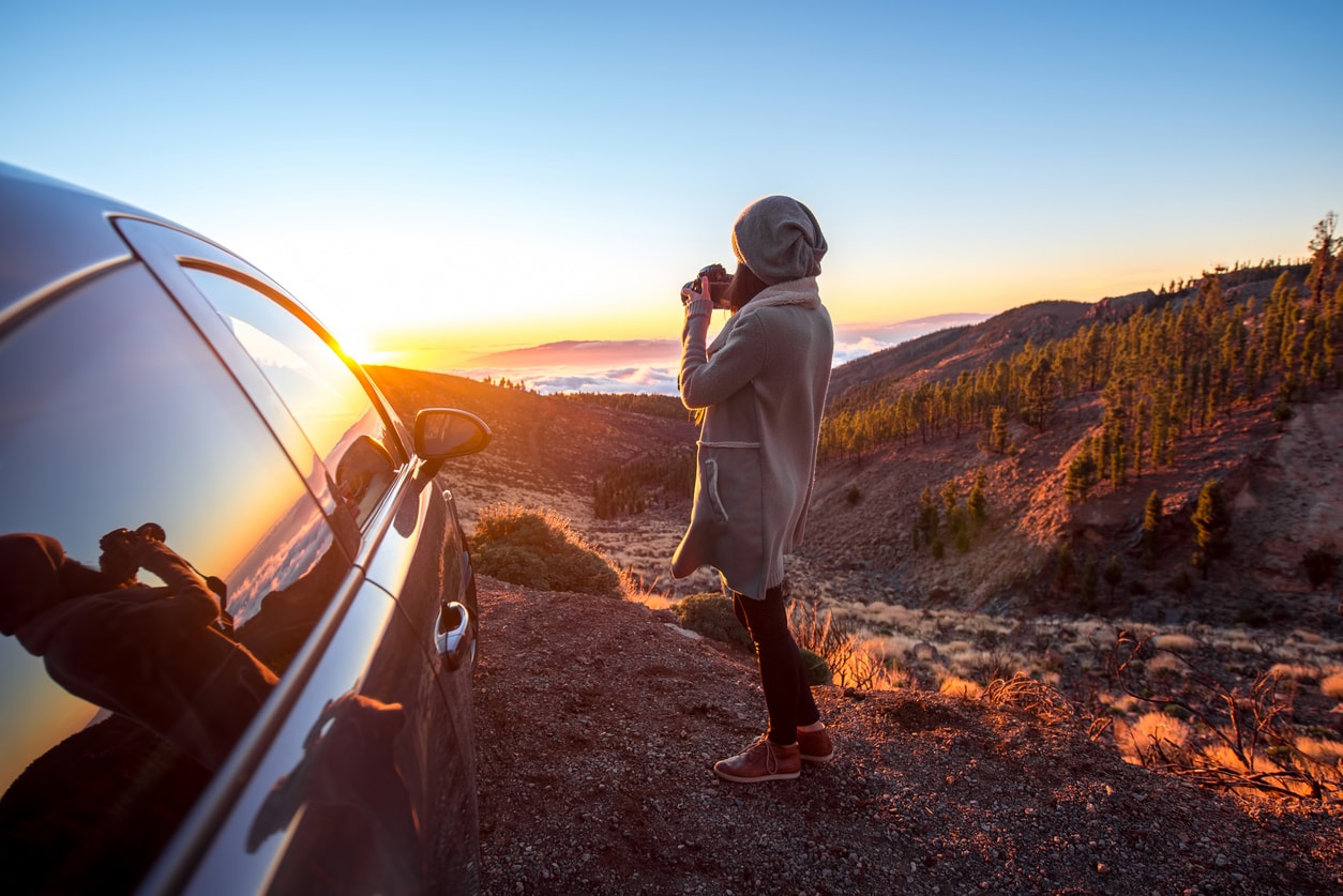 photography-at-sunset-min photography-at-sunset : woman parking to take a picture at sunset