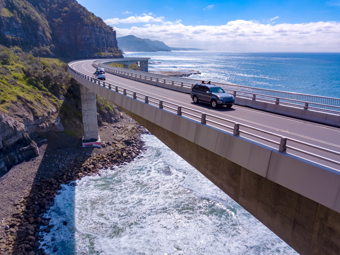 auto che guida su un ponte sul mare